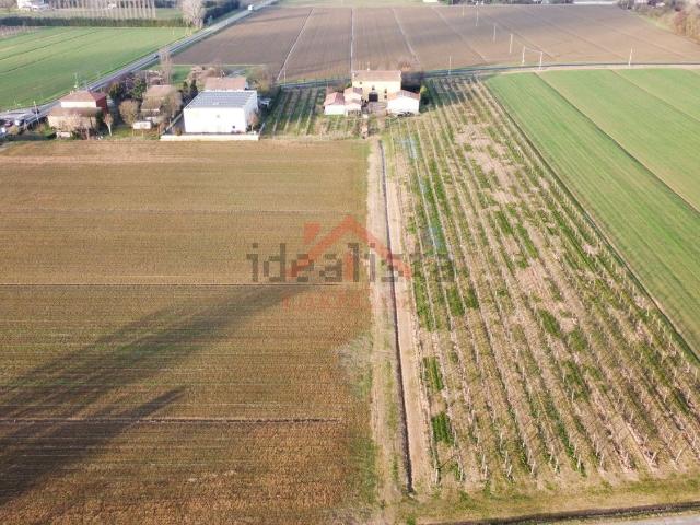 Terreno in vendita di 74240 m² in Via Tre Ponti