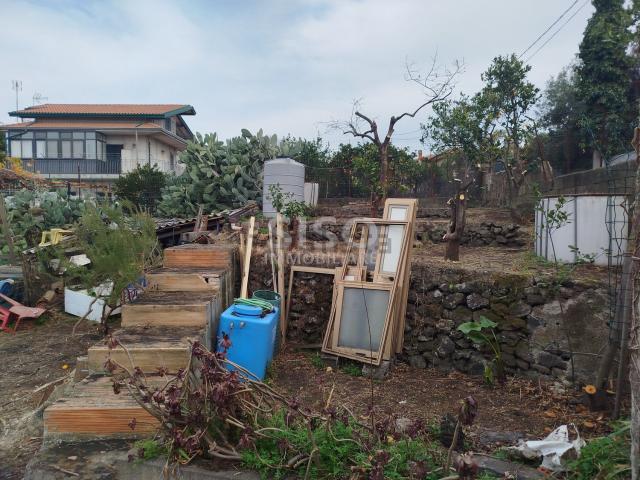 Terreno in vendita di 755 m² in Via Alcaloro