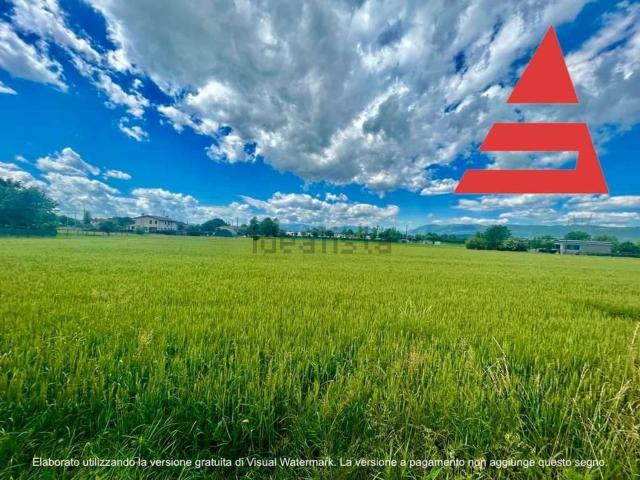 Terreno in vendita di 7614 m² in Via Tre Case