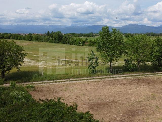 Terreno in vendita di 810 m² in Via Laipacco, 214