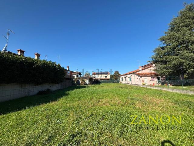 Terreno in vendita di 813 m² in Via Camillo Medeot