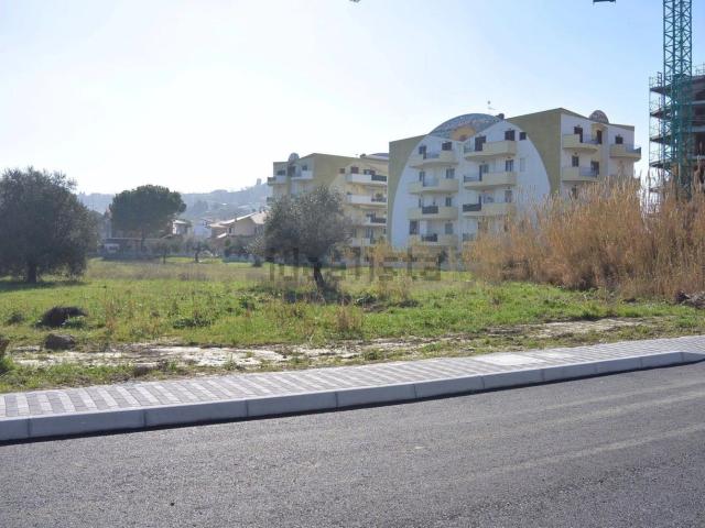 Terreno in vendita di 850 m² in Via Vistola