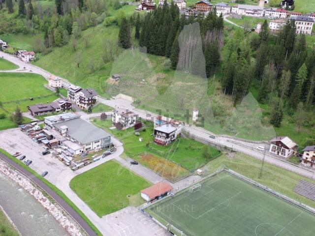 Terreno in vendita di 860 m² in Via Lacuna, 35