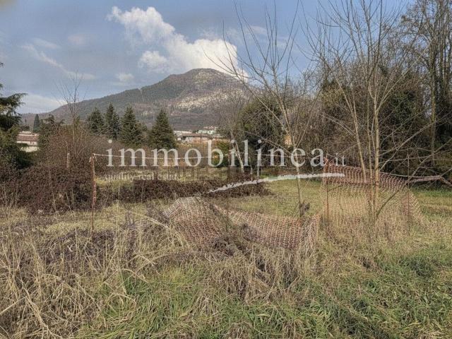 Terreno in vendita di 877 m² in Via Costa