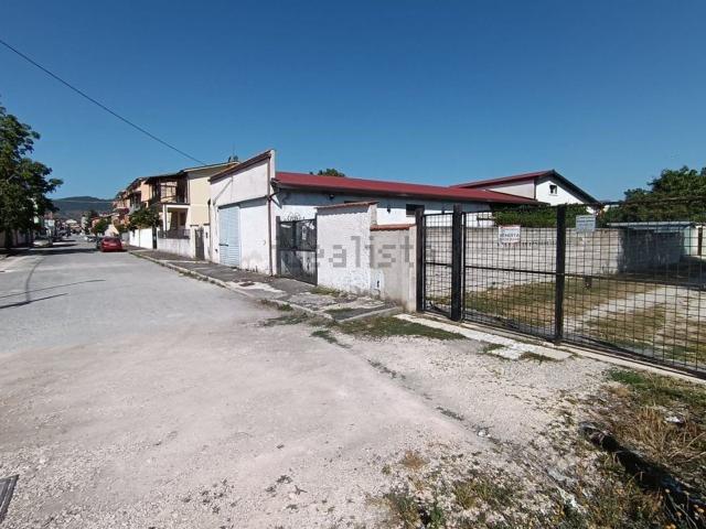 Terreno in vendita di 880 m² in Via Pescina