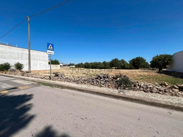 Terreno in vendita di 880 m² in Via Raffaello Sanzio