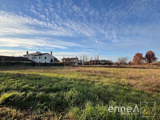 Terreno in vendita di 900 m² in Via Brenta