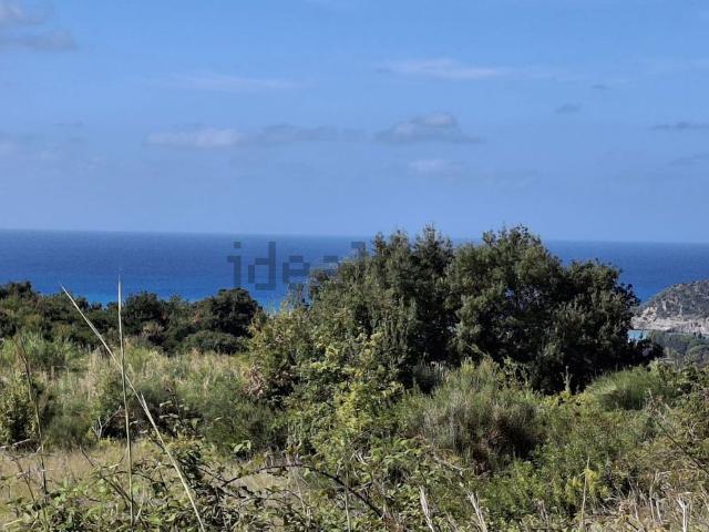 Terreno in vendita di 900 m² in Via Rosaneto
