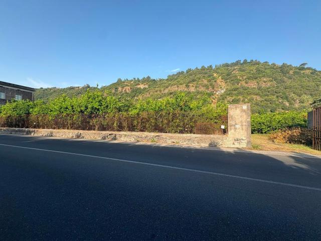 Terreno in vendita di 9200 m² in Via Provinciale per Riposto, 11