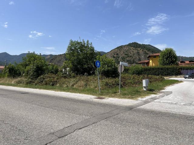 Terreno in vendita di 944 m² in Via Perella