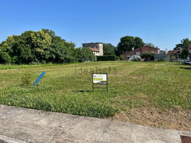 Terreno in vendita di 977 m² in Via Ambrosoli