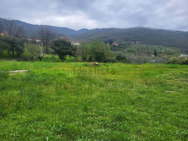 Terreno in vendita di 990 m² in Via Alcide De Gasperi