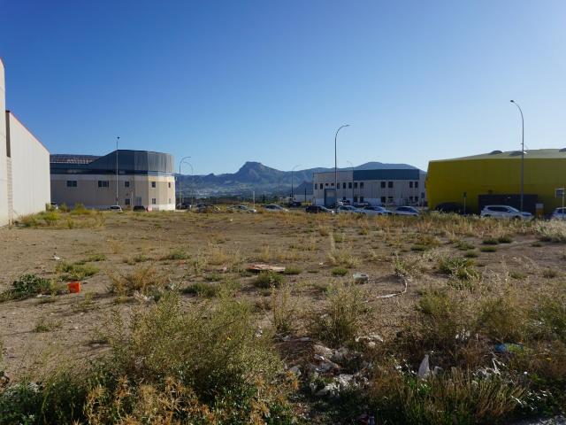 TERRENO INDUSTRIAL EN POLIGONO EL PASTORET PARA EDIFICAR, MUY BIEN UBICADA A LA ENTRADA DEL POLIGONO