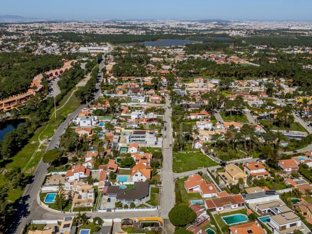 Terreno para construção na Verdizela, Seixal, com privacidade e exposição solar