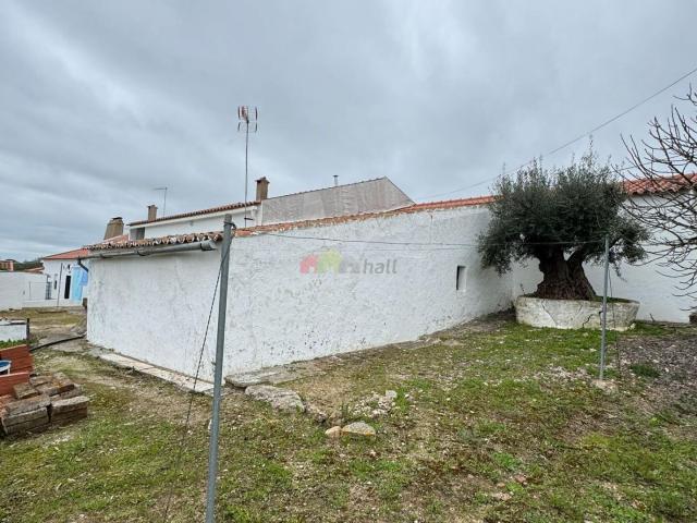 Terreno para construção com uma pequena moradia