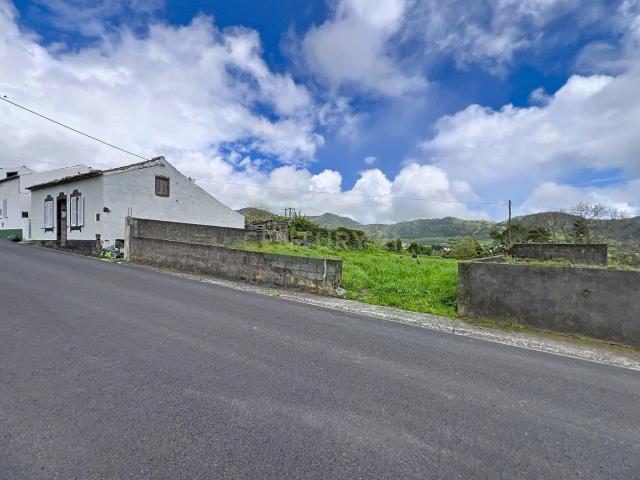 Terreno para Construção com vista para a montanha, perto de comodidades
