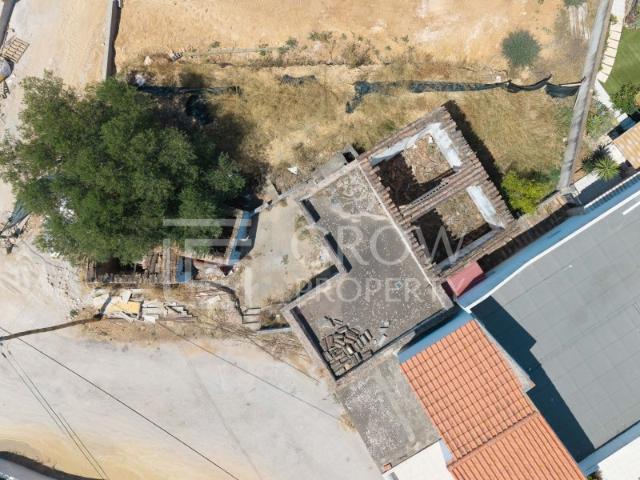 Terreno para construção, com ruína, na zona de Loulé