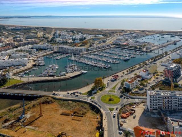 Terreno para construção de 75 apartamentos com 2 piscinas, ginásio, Spa e 1loja na avenida principal de Lagos, Algarve