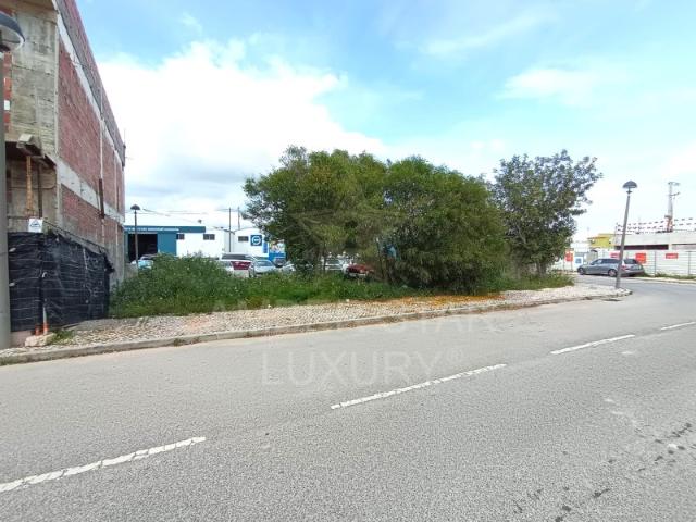 Terreno para Construção em Faro | Elevado Potencial Comercial e Residencial