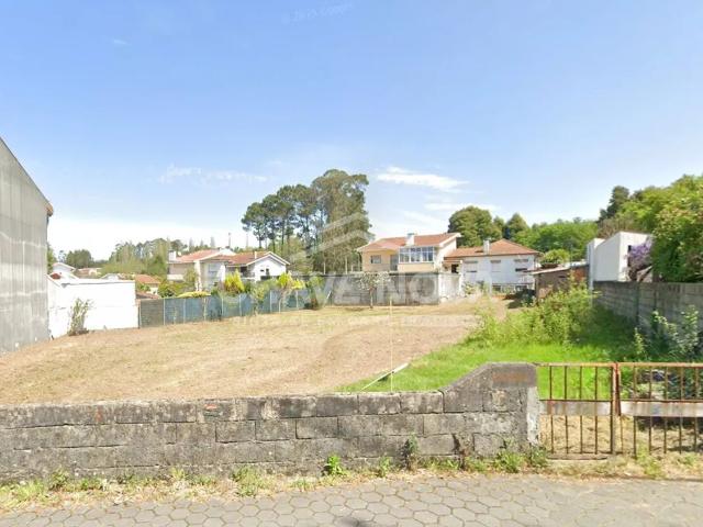 Terreno para Moradia de 3 Frentes