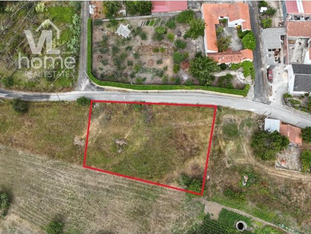 Terreno Plano com 1.300 m² para Construção de Moradia em Zona Tranquila