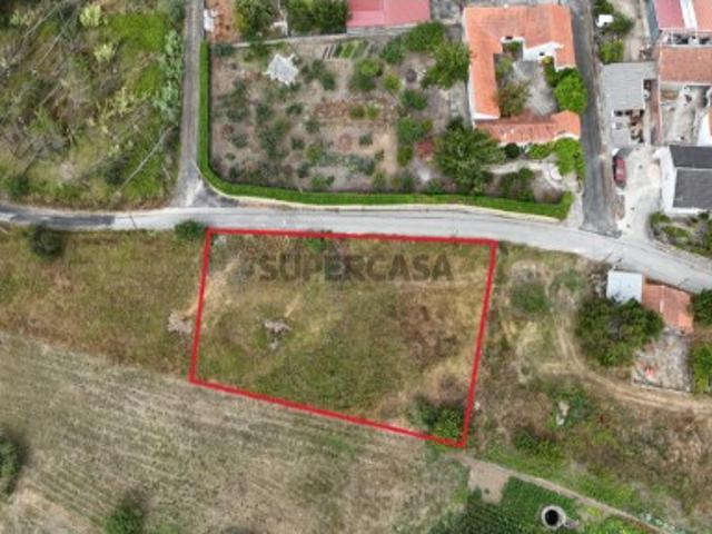 Terreno Plano com 1.300 m² para Construção de Moradia em Zona Tranquila