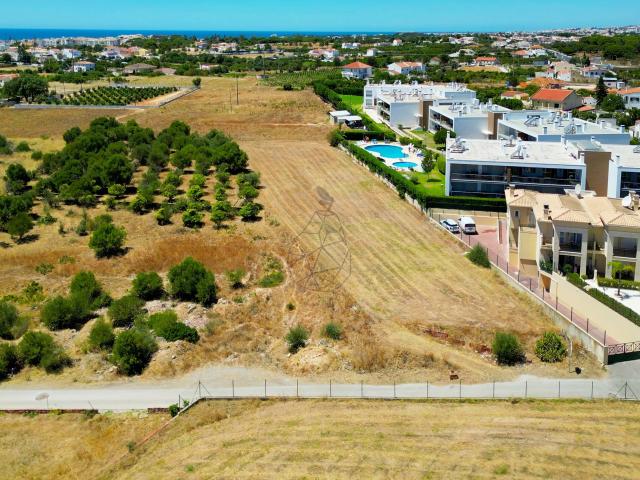 Terreno plano com projeto aprovado para construção de 5 moradias com piscinas e jardins Albufeira