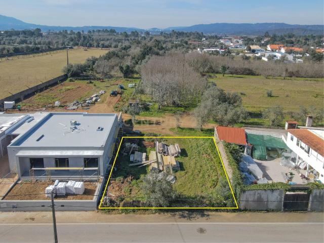 Terreno plano para construção numa localização excecional e sossegada a 5 min. do centro da Lousã