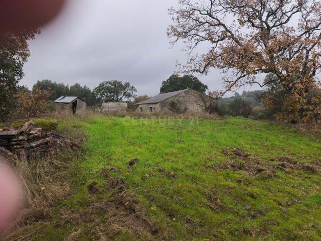 Terreno rustico com casa de Pedra