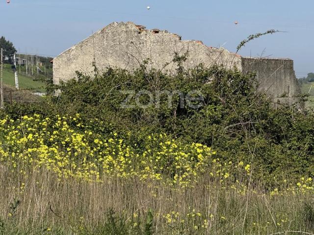 Terreno rústico com parcela urbana à beira da A8