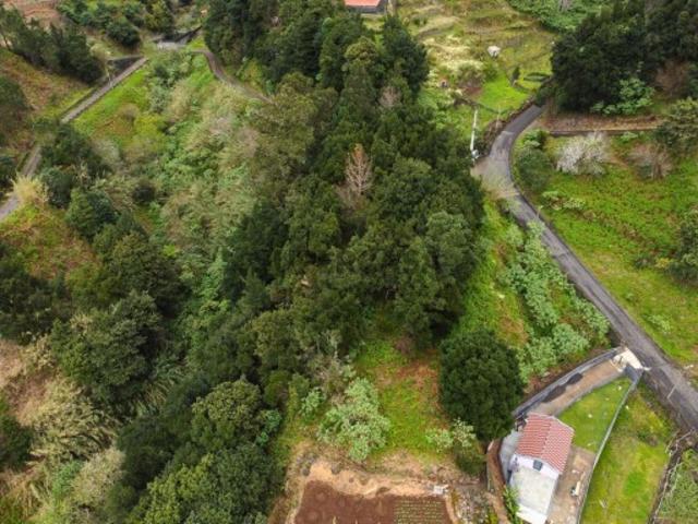 Terreno rústico com uma área de 2.302 m²