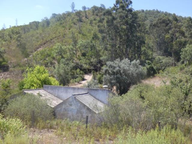 Terreno rústico com varias nascentes de água, com enorme caudal em S. Marcos da Serra, silves