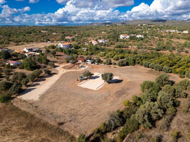 Terreno rústico com 8.280 m² com furo de água situado na Ribeira de Alte, Freguesia de Paderne