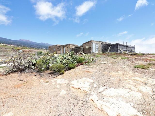 Terreno rústico con varias construcciones en Granadilla