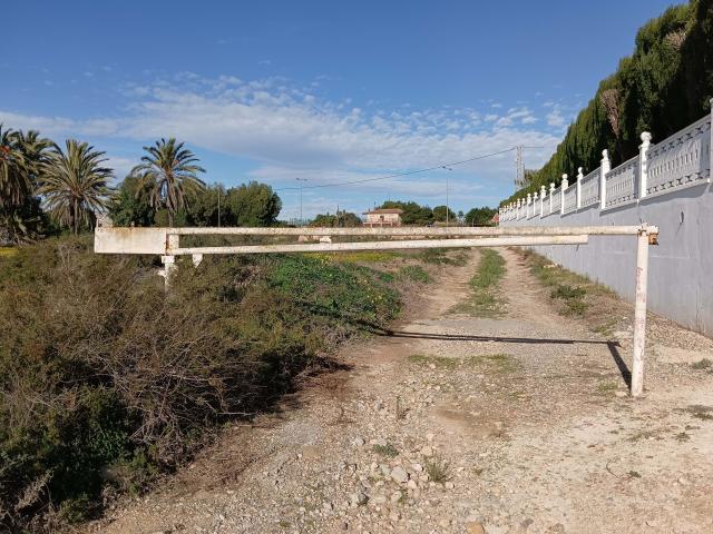 Terreno rústico cerca de la costa: oportunidad de inversión en Santa Pola