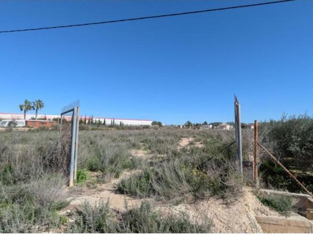 Terreno rústico de 2.424 m2 junto a la futura autovía del Arco Noroeste