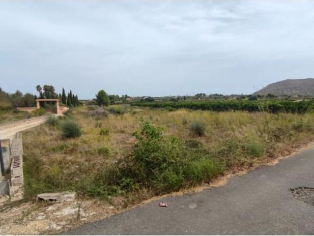 TERRENO RÚSTICO DE MÁS 10.000M2 CON LUZ, AGUA, LICENCIA Y PROYECTO PARA CONSTRUIR CASA DE HASTA 200M