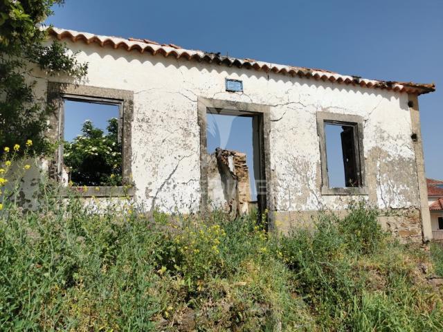 Terreno rustico e urbano com ruina para reconstrução