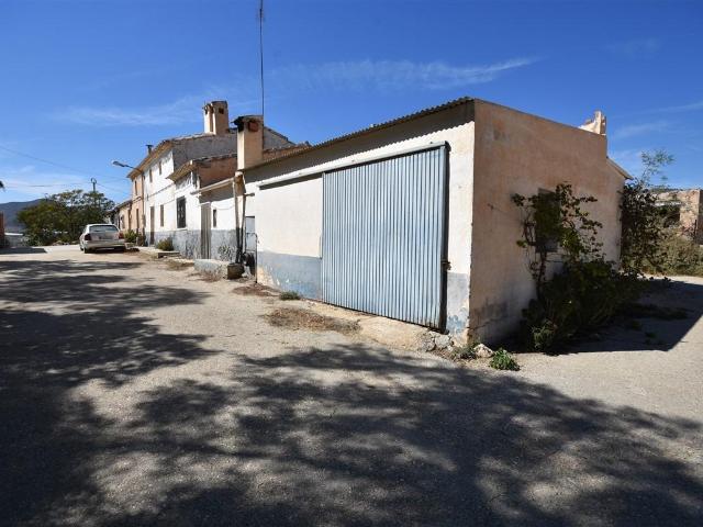 Terreno rustico enorme en zona de gran belleza, con edificio