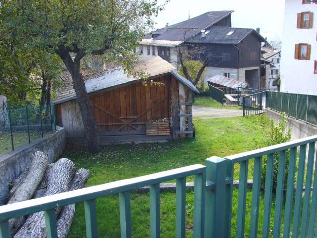 Terreno recintato con fabbricato
