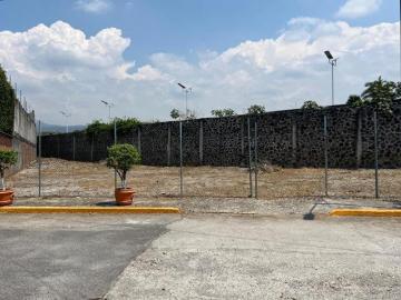 Terreno residencial en privada con portón eléctrico. Col. Maravillas