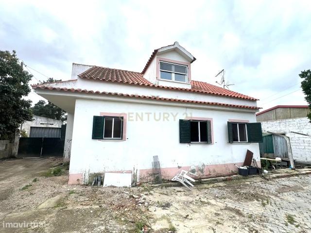 Terreno rstico com Moradias e armazm em Santa Marta de Corroios