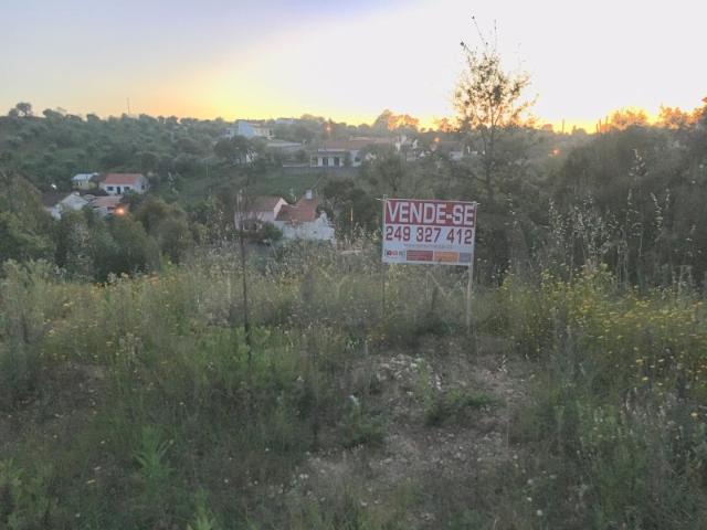 Terreno situado em zona urbano ideal para construção de uma moradia de 2 pisos com cave