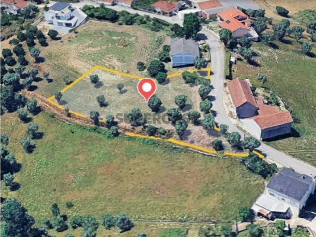 Terreno Sobral Leiria dispõe de aproximadamente 850 m² em área de construção