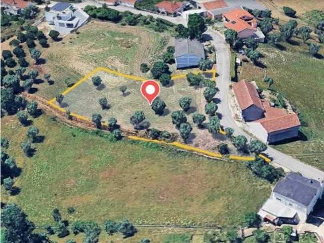 Terreno Sobral Leiria dispõe de aproximadamente 850 m² em área de construção