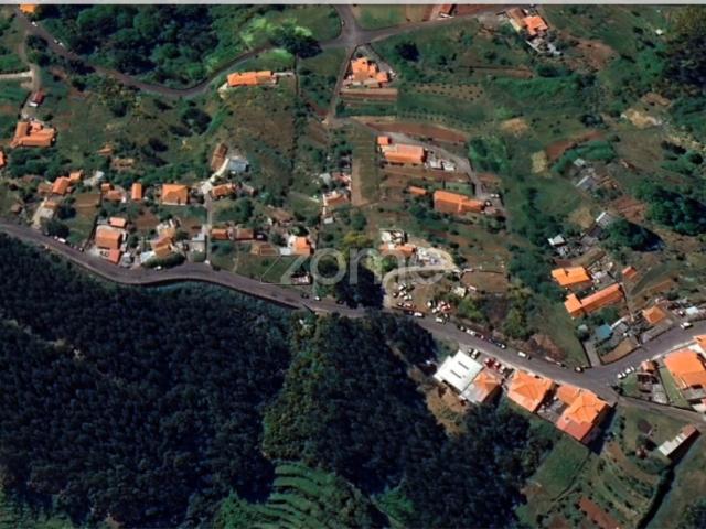 Terreno urbanizável com 800m2 na Camacha, Madeira