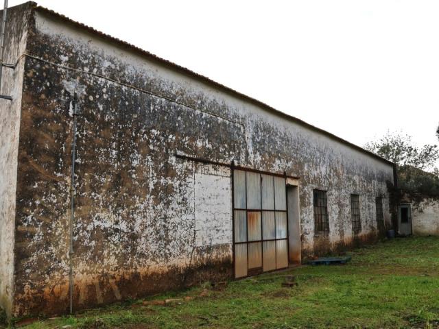 Terreno urbanizável com antiga fábrica e armazém de apoio