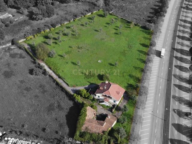 Terreno Urbanizável com moradia e anexos junto ao Hospital distrital de Viseu