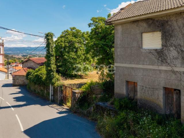 Terreno Urbanizável com Moradia em Barbudo, Vila Verde!