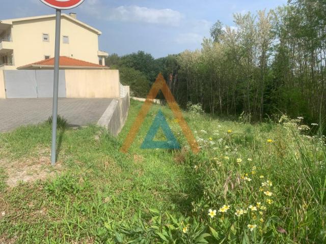Terreno Urbanizável em Mosteirô Oportunidade para 4 Moradias